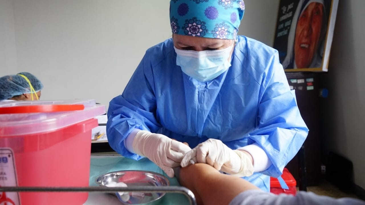 Minsa exhorta a las personas viviendo con VIH a vacunarse contra la viruela del mono 