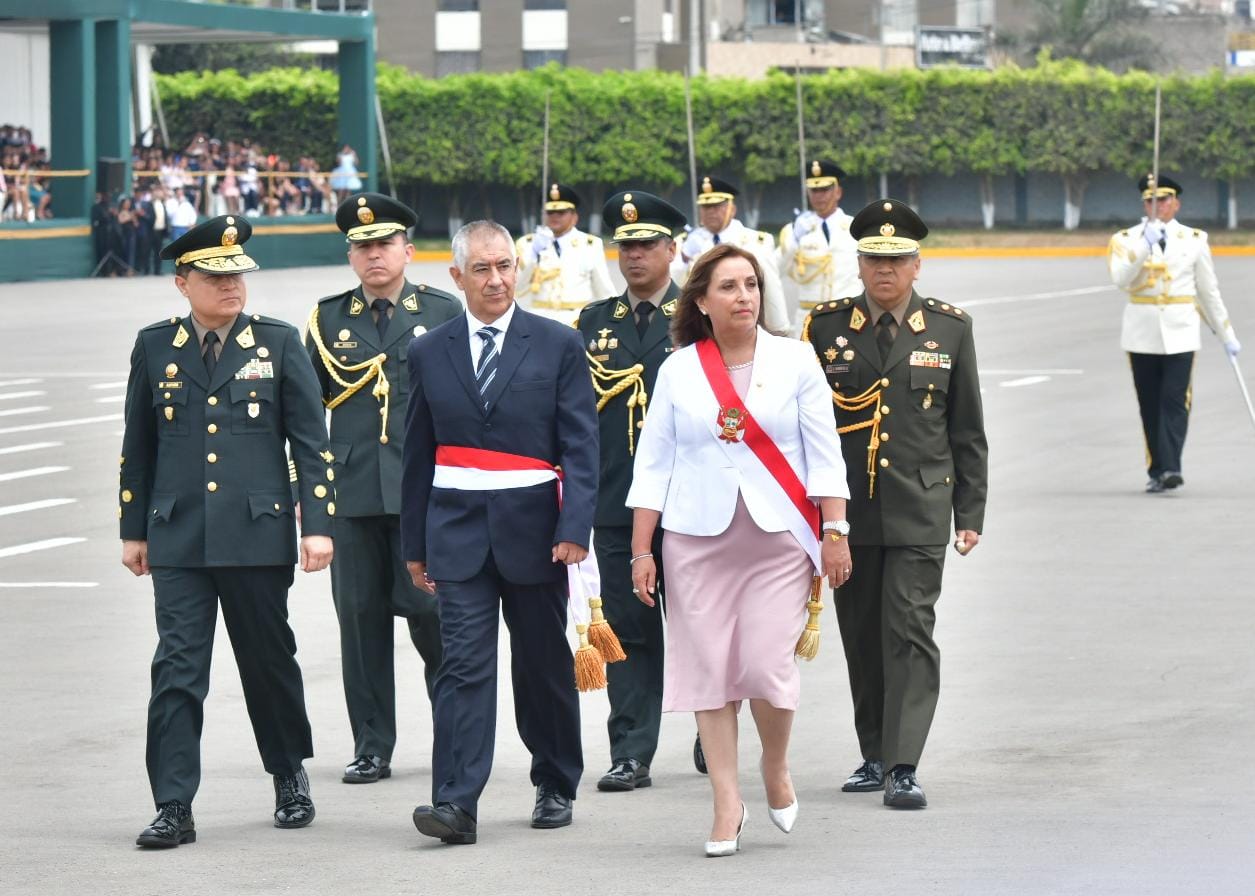 Junto al flamante ministro del Interior, Víctor Rojas, la presidenta de la República, Dina Boluarte, presidió hoy la ceremonia de clausura del año académico 2022 de la Escuela de Oficiales y la graduación de alféreces de la Policía Nacional del Perú (PNP).
Son 177 oficiales egresados de la Escuela de Oficiales de la PNP, quienes a partir de enero servirán a la patria con honor y responsabilidad en todo el territorio nacional.
Se trata 152 varones y 25 damas que integran la promoción “Capitán PNP Tom Dennis Pérez Cristóbal”. Cada uno de ellos recibió el título de licenciados en Administración y Ciencias Policiales, después de haber cursado y culminado los 10 ciclos de estudios de nivel superior, de los cuales cuatro fueron de estudios generales y seis de la especialidad policial. Entre los egresados, figuran tres cadetes de la República de Panamá.
Los integrantes de la mencionada promoción fueron capacitados en orden y seguridad, investigación criminal, inteligencia, control administrativo, criminalística, además de ser instruidos en tiro de combate cercano, rescate a personas y situaciones de emergencia, y salvamento acuático.
La presidenta de la República, Dina Boluarte, tomó el juramento de honor a los nuevos alféreces, y entregó la Espada de Honor al alférez Luis Jesús Torres Almeida, quien ocupó el primer puesto de su promoción.
La jefa de Estado remarcó que la ceremonia de egreso es un acto de enorme trascendencia para la Policía Nacional y toda la ciudadanía, ya que se da respuesta a una de las mayores demandas del pueblo peruano que es una lucha más firme contra la delincuencia común y el crimen organizado.
“Renovamos y fortalecemos a esta institución tutelar que desde siempre ha cumplido una misión fundamental con la patria. En las circunstancias más difíciles, la Policía Nacional ha defendido con honor la democracia y el orden constitucional”, sostuvo en su alocución en la sede de la Escuela de Oficiales de la PNP en Chorrillos.
En otro momento, la presidenta de la República remarcó que no hay honor más grande que servir a la patria, especialmente a los más vulnerables, por lo que instó a los agentes de la PNP a nunca desmayar en su trabajo por el bien del Perú.
“Sigamos trabajando firmemente contra la corrupción y delincuencia, protegiendo a nuestros ciudadanos. El uniforme que visten personifica la autoridad y debe ser llevado con honor”, señaló Boluarte.
Durante la ceremonia estuvo también presente el comandante general de la PNP, general de Policía Raúl Alfaro; el jefe de Estado Mayor General de la PNP, Tnte. Gral. PNP Vicente Álvarez; y el inspector general de la PNP, Tnte. Gral. PNP Segundo Mejía.