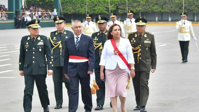 Junto al flamante ministro del Interior, Víctor Rojas, la presidenta de la República, Dina Boluarte, presidió hoy la ceremonia de clausura del año académico 2022 de la Escuela de Oficiales y la graduación de alféreces de la Policía Nacional del Perú (PNP).
Son 177 oficiales egresados de la Escuela de Oficiales de la PNP, quienes a partir de enero servirán a la patria con honor y responsabilidad en todo el territorio nacional.
Se trata 152 varones y 25 damas que integran la promoción “Capitán PNP Tom Dennis Pérez Cristóbal”. Cada uno de ellos recibió el título de licenciados en Administración y Ciencias Policiales, después de haber cursado y culminado los 10 ciclos de estudios de nivel superior, de los cuales cuatro fueron de estudios generales y seis de la especialidad policial. Entre los egresados, figuran tres cadetes de la República de Panamá.
Los integrantes de la mencionada promoción fueron capacitados en orden y seguridad, investigación criminal, inteligencia, control administrativo, criminalística, además de ser instruidos en tiro de combate cercano, rescate a personas y situaciones de emergencia, y salvamento acuático.
La presidenta de la República, Dina Boluarte, tomó el juramento de honor a los nuevos alféreces, y entregó la Espada de Honor al alférez Luis Jesús Torres Almeida, quien ocupó el primer puesto de su promoción.
La jefa de Estado remarcó que la ceremonia de egreso es un acto de enorme trascendencia para la Policía Nacional y toda la ciudadanía, ya que se da respuesta a una de las mayores demandas del pueblo peruano que es una lucha más firme contra la delincuencia común y el crimen organizado.  
“Renovamos y fortalecemos a esta institución tutelar que desde siempre ha cumplido una misión fundamental con la patria. En las circunstancias más difíciles, la Policía Nacional ha defendido con honor la democracia y el orden constitucional”, sostuvo en su alocución en la sede de la Escuela de Oficiales de la PNP en Chorrillos. 
En otro momento, la presidenta de la República remarcó que no hay honor más grande que servir a la patria, especialmente a los más vulnerables, por lo que instó a los agentes de la PNP a nunca desmayar en su trabajo por el bien del Perú.
“Sigamos trabajando firmemente contra la corrupción y delincuencia, protegiendo a nuestros ciudadanos. El uniforme que visten personifica la autoridad y debe ser llevado con honor”, señaló Boluarte.
Durante la ceremonia estuvo también presente el comandante general de la PNP, general de Policía Raúl Alfaro; el jefe de Estado Mayor General de la PNP, Tnte. Gral. PNP Vicente Álvarez; y el inspector general de la PNP, Tnte. Gral. PNP Segundo Mejía.
