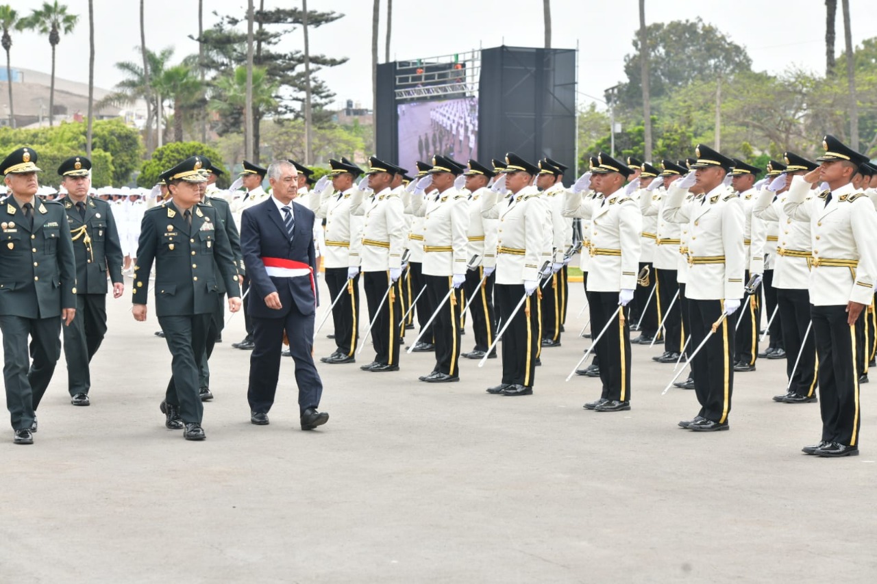 Junto al flamante ministro del Interior, Víctor Rojas, la presidenta de la República, Dina Boluarte, presidió hoy la ceremonia de clausura del año académico 2022 de la Escuela de Oficiales y la graduación de alféreces de la Policía Nacional del Perú (PNP).
Son 177 oficiales egresados de la Escuela de Oficiales de la PNP, quienes a partir de enero servirán a la patria con honor y responsabilidad en todo el territorio nacional.
Se trata 152 varones y 25 damas que integran la promoción “Capitán PNP Tom Dennis Pérez Cristóbal”. Cada uno de ellos recibió el título de licenciados en Administración y Ciencias Policiales, después de haber cursado y culminado los 10 ciclos de estudios de nivel superior, de los cuales cuatro fueron de estudios generales y seis de la especialidad policial. Entre los egresados, figuran tres cadetes de la República de Panamá.
Los integrantes de la mencionada promoción fueron capacitados en orden y seguridad, investigación criminal, inteligencia, control administrativo, criminalística, además de ser instruidos en tiro de combate cercano, rescate a personas y situaciones de emergencia, y salvamento acuático.
La presidenta de la República, Dina Boluarte, tomó el juramento de honor a los nuevos alféreces, y entregó la Espada de Honor al alférez Luis Jesús Torres Almeida, quien ocupó el primer puesto de su promoción.
La jefa de Estado remarcó que la ceremonia de egreso es un acto de enorme trascendencia para la Policía Nacional y toda la ciudadanía, ya que se da respuesta a una de las mayores demandas del pueblo peruano que es una lucha más firme contra la delincuencia común y el crimen organizado.
“Renovamos y fortalecemos a esta institución tutelar que desde siempre ha cumplido una misión fundamental con la patria. En las circunstancias más difíciles, la Policía Nacional ha defendido con honor la democracia y el orden constitucional”, sostuvo en su alocución en la sede de la Escuela de Oficiales de la PNP en Chorrillos.
En otro momento, la presidenta de la República remarcó que no hay honor más grande que servir a la patria, especialmente a los más vulnerables, por lo que instó a los agentes de la PNP a nunca desmayar en su trabajo por el bien del Perú.
“Sigamos trabajando firmemente contra la corrupción y delincuencia, protegiendo a nuestros ciudadanos. El uniforme que visten personifica la autoridad y debe ser llevado con honor”, señaló Boluarte.
Durante la ceremonia estuvo también presente el comandante general de la PNP, general de Policía Raúl Alfaro; el jefe de Estado Mayor General de la PNP, Tnte. Gral. PNP Vicente Álvarez; y el inspector general de la PNP, Tnte. Gral. PNP Segundo Mejía.