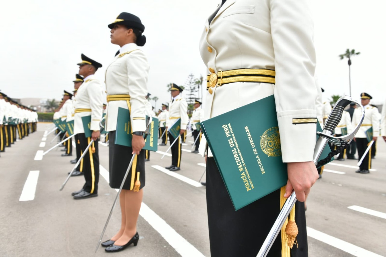 Junto al flamante ministro del Interior, Víctor Rojas, la presidenta de la República, Dina Boluarte, presidió hoy la ceremonia de clausura del año académico 2022 de la Escuela de Oficiales y la graduación de alféreces de la Policía Nacional del Perú (PNP).
Son 177 oficiales egresados de la Escuela de Oficiales de la PNP, quienes a partir de enero servirán a la patria con honor y responsabilidad en todo el territorio nacional.
Se trata 152 varones y 25 damas que integran la promoción “Capitán PNP Tom Dennis Pérez Cristóbal”. Cada uno de ellos recibió el título de licenciados en Administración y Ciencias Policiales, después de haber cursado y culminado los 10 ciclos de estudios de nivel superior, de los cuales cuatro fueron de estudios generales y seis de la especialidad policial. Entre los egresados, figuran tres cadetes de la República de Panamá.
Los integrantes de la mencionada promoción fueron capacitados en orden y seguridad, investigación criminal, inteligencia, control administrativo, criminalística, además de ser instruidos en tiro de combate cercano, rescate a personas y situaciones de emergencia, y salvamento acuático.
La presidenta de la República, Dina Boluarte, tomó el juramento de honor a los nuevos alféreces, y entregó la Espada de Honor al alférez Luis Jesús Torres Almeida, quien ocupó el primer puesto de su promoción.
La jefa de Estado remarcó que la ceremonia de egreso es un acto de enorme trascendencia para la Policía Nacional y toda la ciudadanía, ya que se da respuesta a una de las mayores demandas del pueblo peruano que es una lucha más firme contra la delincuencia común y el crimen organizado.
“Renovamos y fortalecemos a esta institución tutelar que desde siempre ha cumplido una misión fundamental con la patria. En las circunstancias más difíciles, la Policía Nacional ha defendido con honor la democracia y el orden constitucional”, sostuvo en su alocución en la sede de la Escuela de Oficiales de la PNP en Chorrillos.
En otro momento, la presidenta de la República remarcó que no hay honor más grande que servir a la patria, especialmente a los más vulnerables, por lo que instó a los agentes de la PNP a nunca desmayar en su trabajo por el bien del Perú.
“Sigamos trabajando firmemente contra la corrupción y delincuencia, protegiendo a nuestros ciudadanos. El uniforme que visten personifica la autoridad y debe ser llevado con honor”, señaló Boluarte.
Durante la ceremonia estuvo también presente el comandante general de la PNP, general de Policía Raúl Alfaro; el jefe de Estado Mayor General de la PNP, Tnte. Gral. PNP Vicente Álvarez; y el inspector general de la PNP, Tnte. Gral. PNP Segundo Mejía.