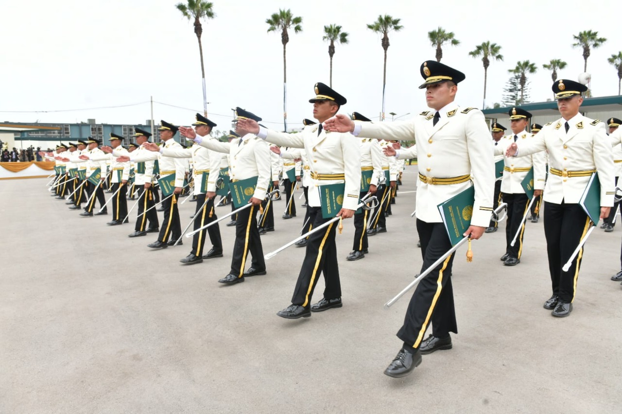 Junto al flamante ministro del Interior, Víctor Rojas, la presidenta de la República, Dina Boluarte, presidió hoy la ceremonia de clausura del año académico 2022 de la Escuela de Oficiales y la graduación de alféreces de la Policía Nacional del Perú (PNP).
Son 177 oficiales egresados de la Escuela de Oficiales de la PNP, quienes a partir de enero servirán a la patria con honor y responsabilidad en todo el territorio nacional.
Se trata 152 varones y 25 damas que integran la promoción “Capitán PNP Tom Dennis Pérez Cristóbal”. Cada uno de ellos recibió el título de licenciados en Administración y Ciencias Policiales, después de haber cursado y culminado los 10 ciclos de estudios de nivel superior, de los cuales cuatro fueron de estudios generales y seis de la especialidad policial. Entre los egresados, figuran tres cadetes de la República de Panamá.
Los integrantes de la mencionada promoción fueron capacitados en orden y seguridad, investigación criminal, inteligencia, control administrativo, criminalística, además de ser instruidos en tiro de combate cercano, rescate a personas y situaciones de emergencia, y salvamento acuático.
La presidenta de la República, Dina Boluarte, tomó el juramento de honor a los nuevos alféreces, y entregó la Espada de Honor al alférez Luis Jesús Torres Almeida, quien ocupó el primer puesto de su promoción.
La jefa de Estado remarcó que la ceremonia de egreso es un acto de enorme trascendencia para la Policía Nacional y toda la ciudadanía, ya que se da respuesta a una de las mayores demandas del pueblo peruano que es una lucha más firme contra la delincuencia común y el crimen organizado.
“Renovamos y fortalecemos a esta institución tutelar que desde siempre ha cumplido una misión fundamental con la patria. En las circunstancias más difíciles, la Policía Nacional ha defendido con honor la democracia y el orden constitucional”, sostuvo en su alocución en la sede de la Escuela de Oficiales de la PNP en Chorrillos.
En otro momento, la presidenta de la República remarcó que no hay honor más grande que servir a la patria, especialmente a los más vulnerables, por lo que instó a los agentes de la PNP a nunca desmayar en su trabajo por el bien del Perú.
“Sigamos trabajando firmemente contra la corrupción y delincuencia, protegiendo a nuestros ciudadanos. El uniforme que visten personifica la autoridad y debe ser llevado con honor”, señaló Boluarte.
Durante la ceremonia estuvo también presente el comandante general de la PNP, general de Policía Raúl Alfaro; el jefe de Estado Mayor General de la PNP, Tnte. Gral. PNP Vicente Álvarez; y el inspector general de la PNP, Tnte. Gral. PNP Segundo Mejía.