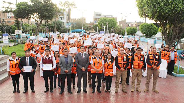 Municipalidad de Carmen de la Legua Reynoso entrega reconocimiento al Cenepred