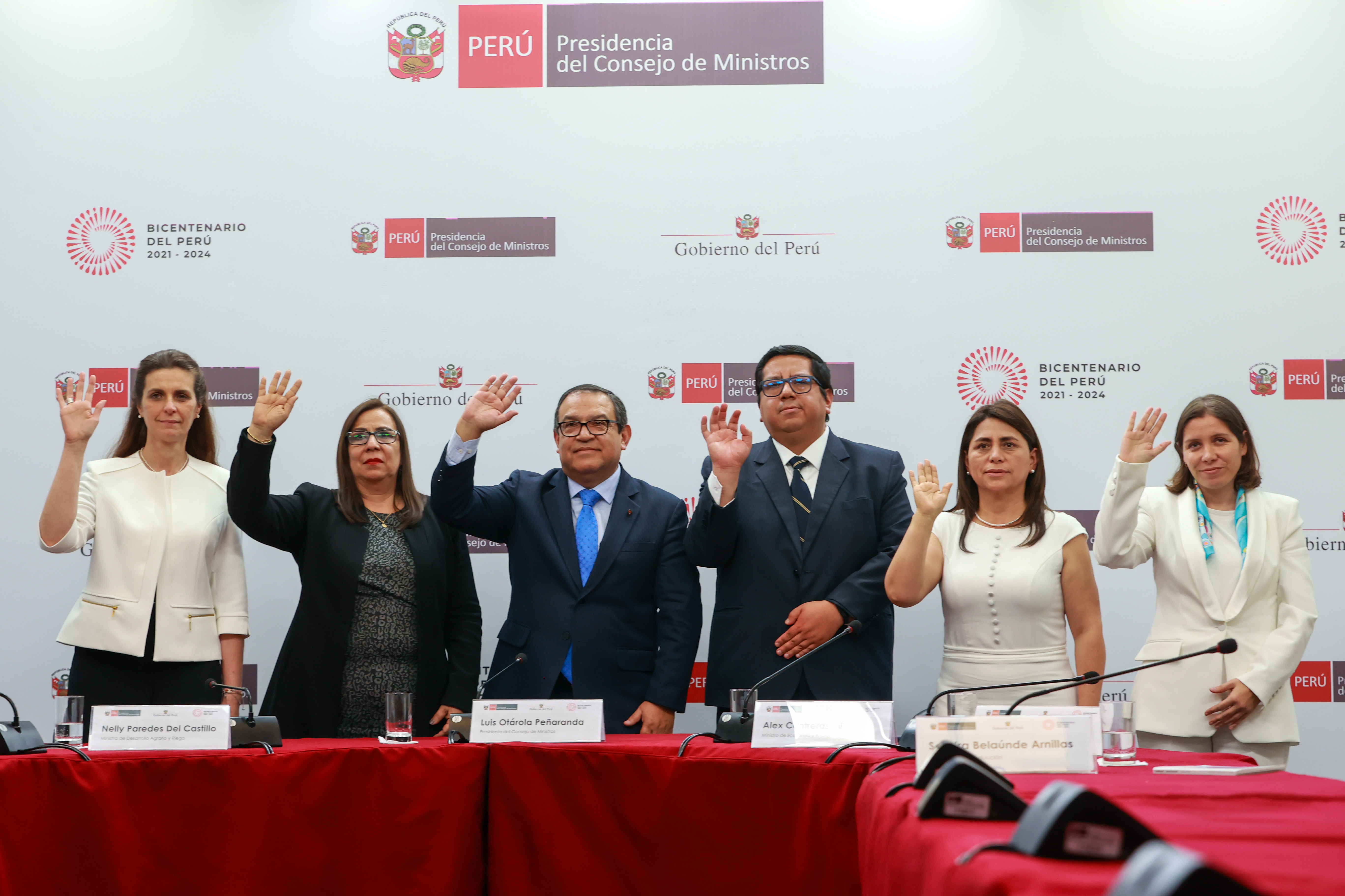 Foto final de conferencia de prensa.