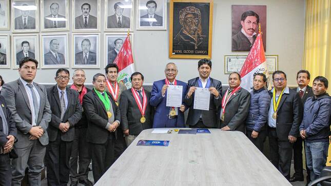Recibió de manos de la Autoridad Edil la Resolución de Donación de Predio de Administración Central