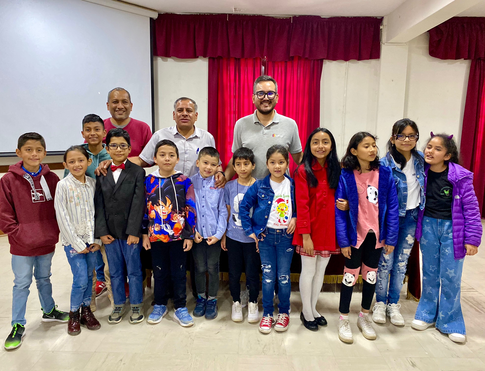 Municipalidad de Chachapoyas reconoce a docente y estudiantes del taller de arte y diseño “Rurranei”
