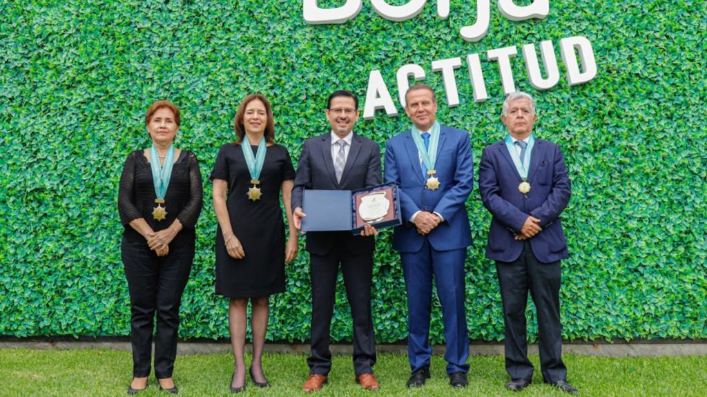 CSMC San Borja recibió condecoración por constituirse en un servicio de salud eficaz y eficiente