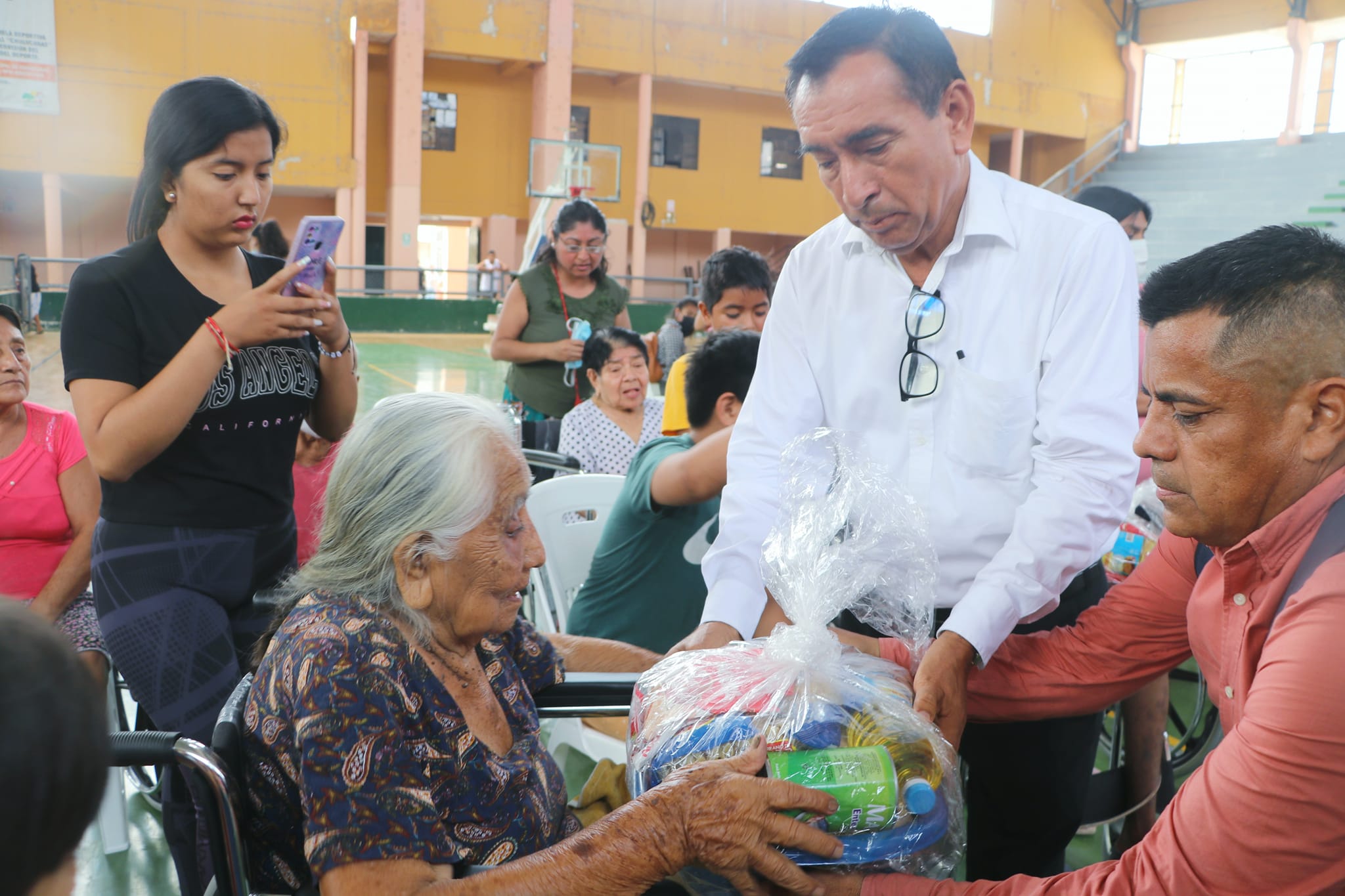 Foto de entrega de canastas