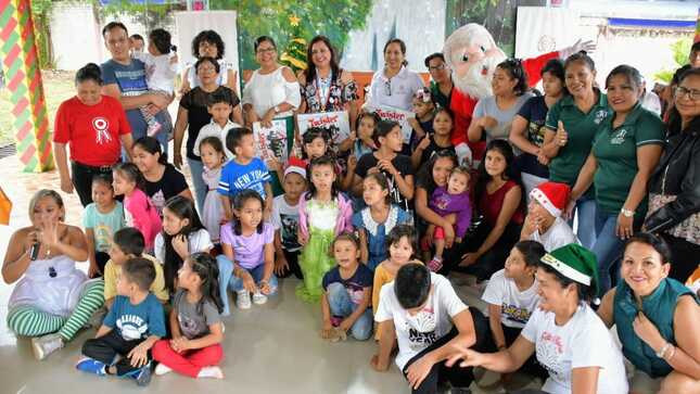 Actividad encabezada por la vicegobernadora Nohemí Aguilar Puerta, quien junto a niños y niñas disfrutaron de un agradable momento familiar donde no faltó la alegría y el amor, además de un divertido show infantil.