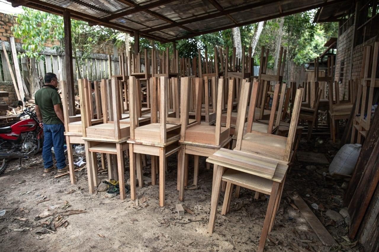 Mobiliario educativo fabricado con madera incautada