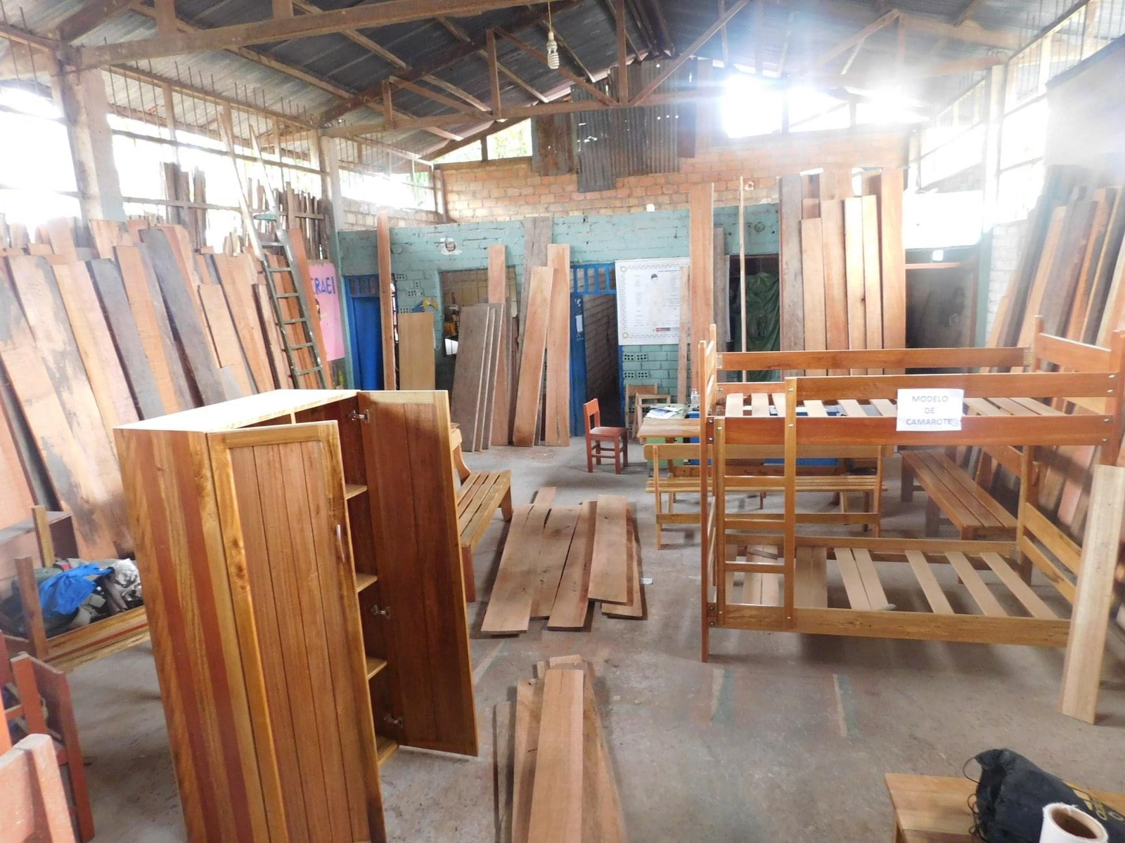 Mobiliario educativo fabricado con madera incautada