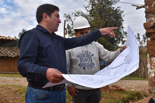 Alcalde supervisa construcción de I.E. en Churgapamba