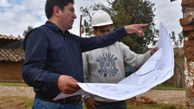 Alcalde supervisa construcción de I.E. en Churgapamba