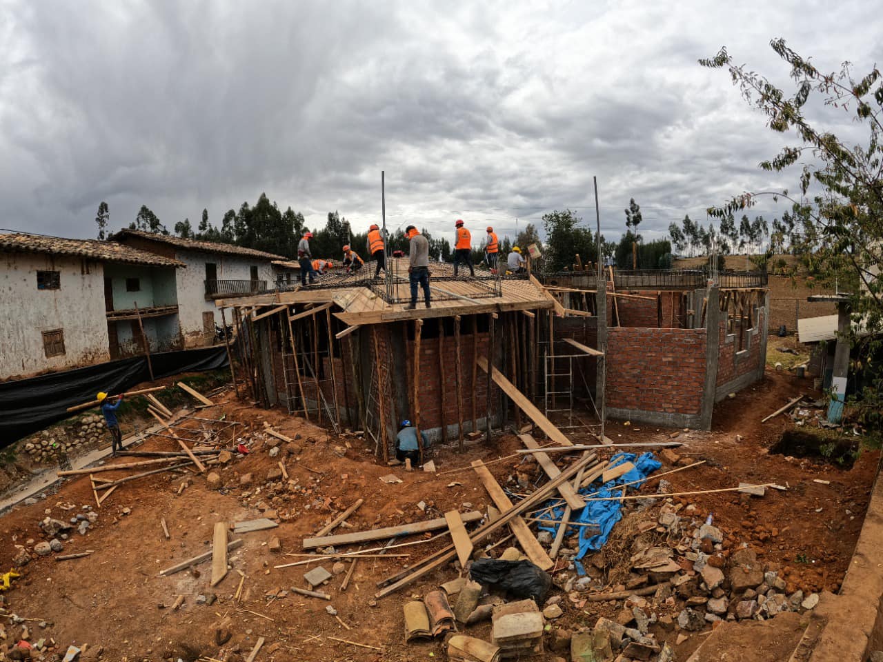 Alcalde supervisa construcción de I.E. en Churgapamba