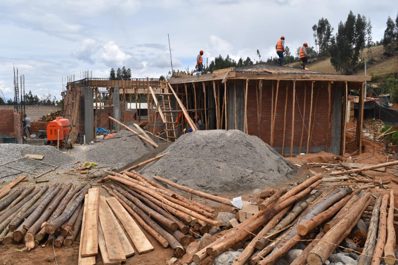 Alcalde supervisa construcción de I.E. en Churgapamba