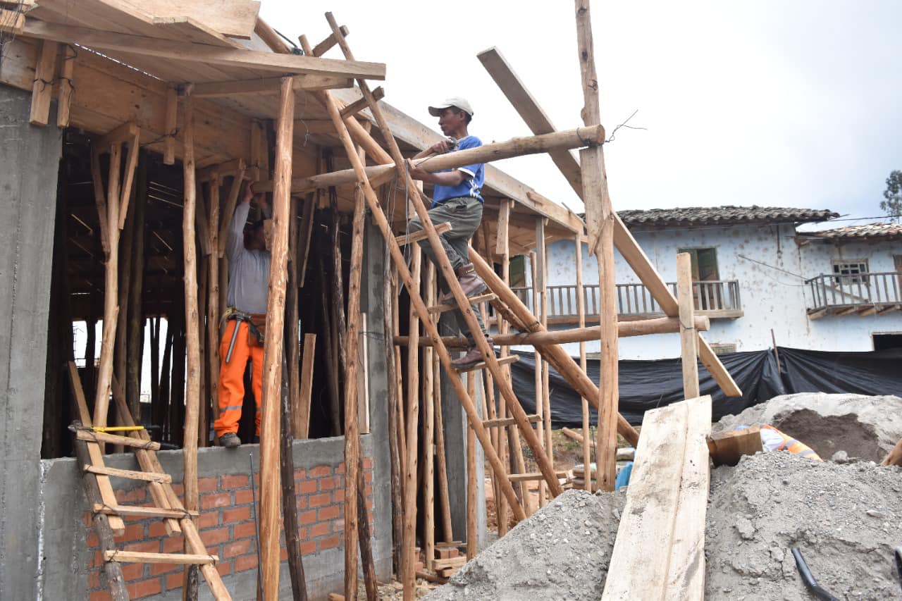 Alcalde supervisa construcción de I.E. en Churgapamba