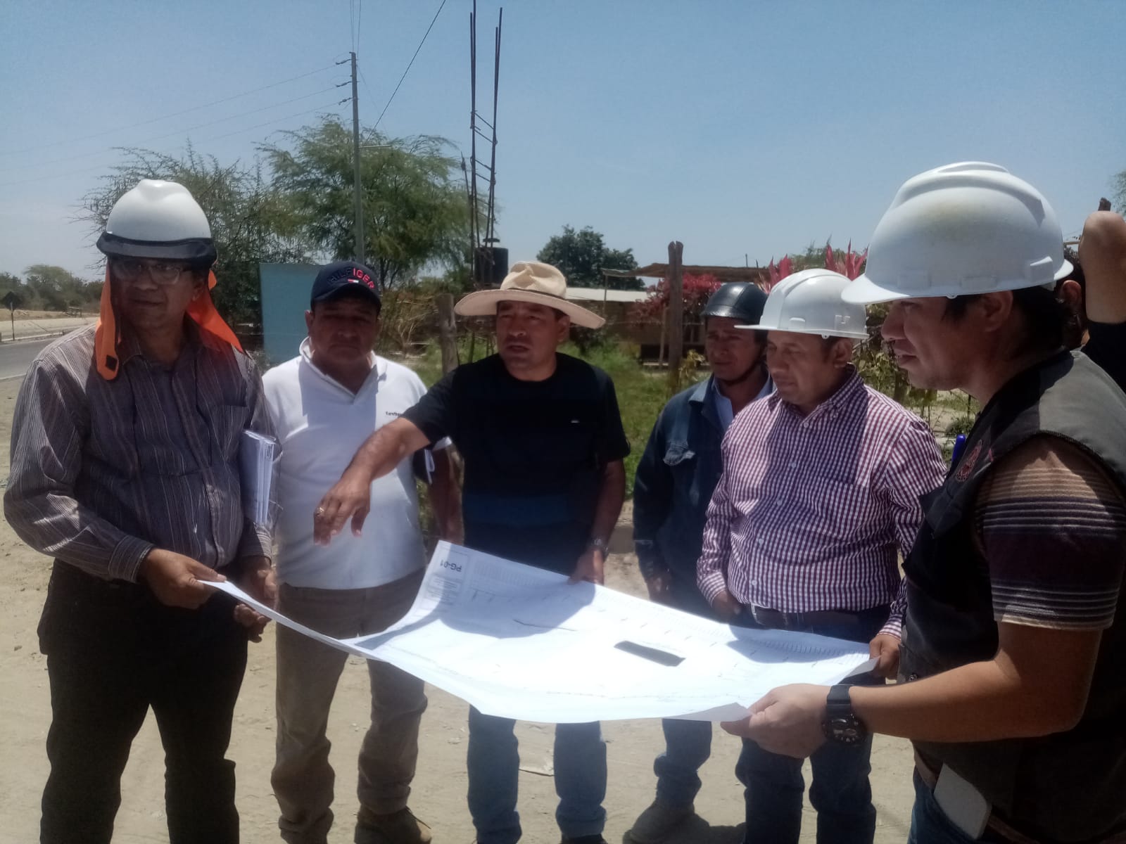 La municipalidad entrega terreno de la obra de rehabilitación del camino vecinal Parkinsonia-Santa Rosa-Dren la Bayona