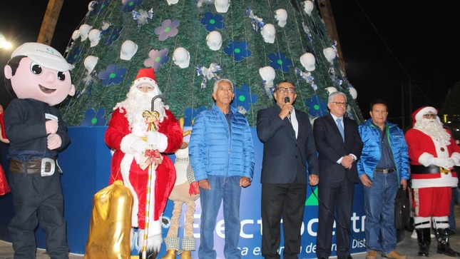 Electrocentro Enciende Árbol de Navidad en la Plaza Constitución