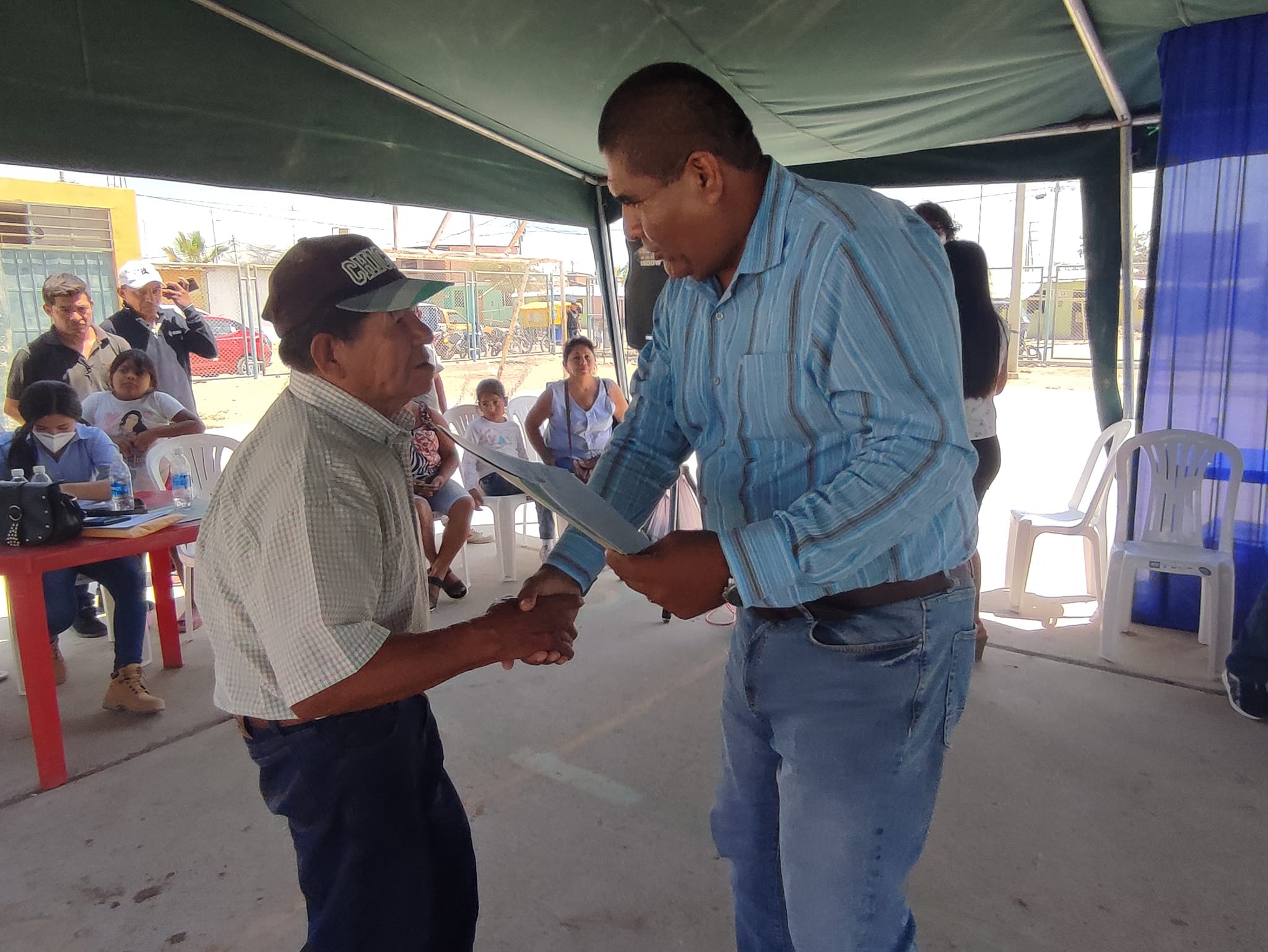 Luego de 20 años reciben sus títulos de propiedad en villa la paz señor anciano recibe título de manos del alcalde power Saldaña