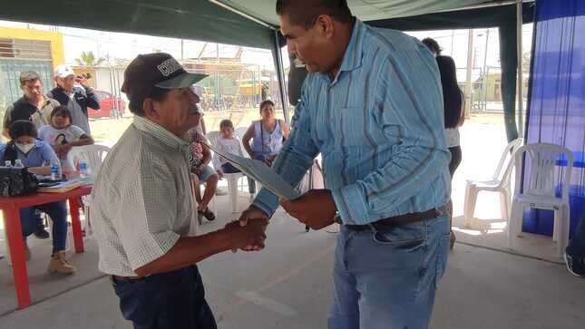 Luego de 20 años reciben sus títulos de propiedad en villa la paz señor anciano recibe título de manos del alcalde power Saldaña