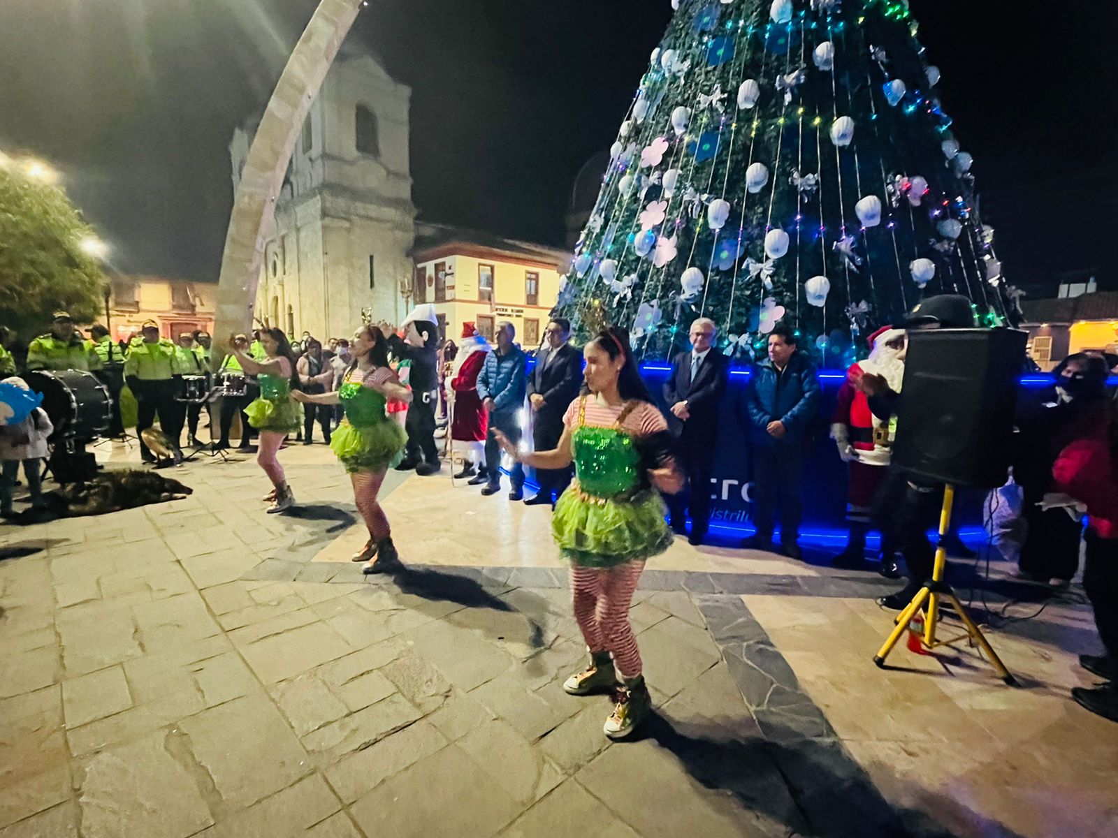 Electrocentro Enciende Árbol de Navidad en la Plaza Constitución