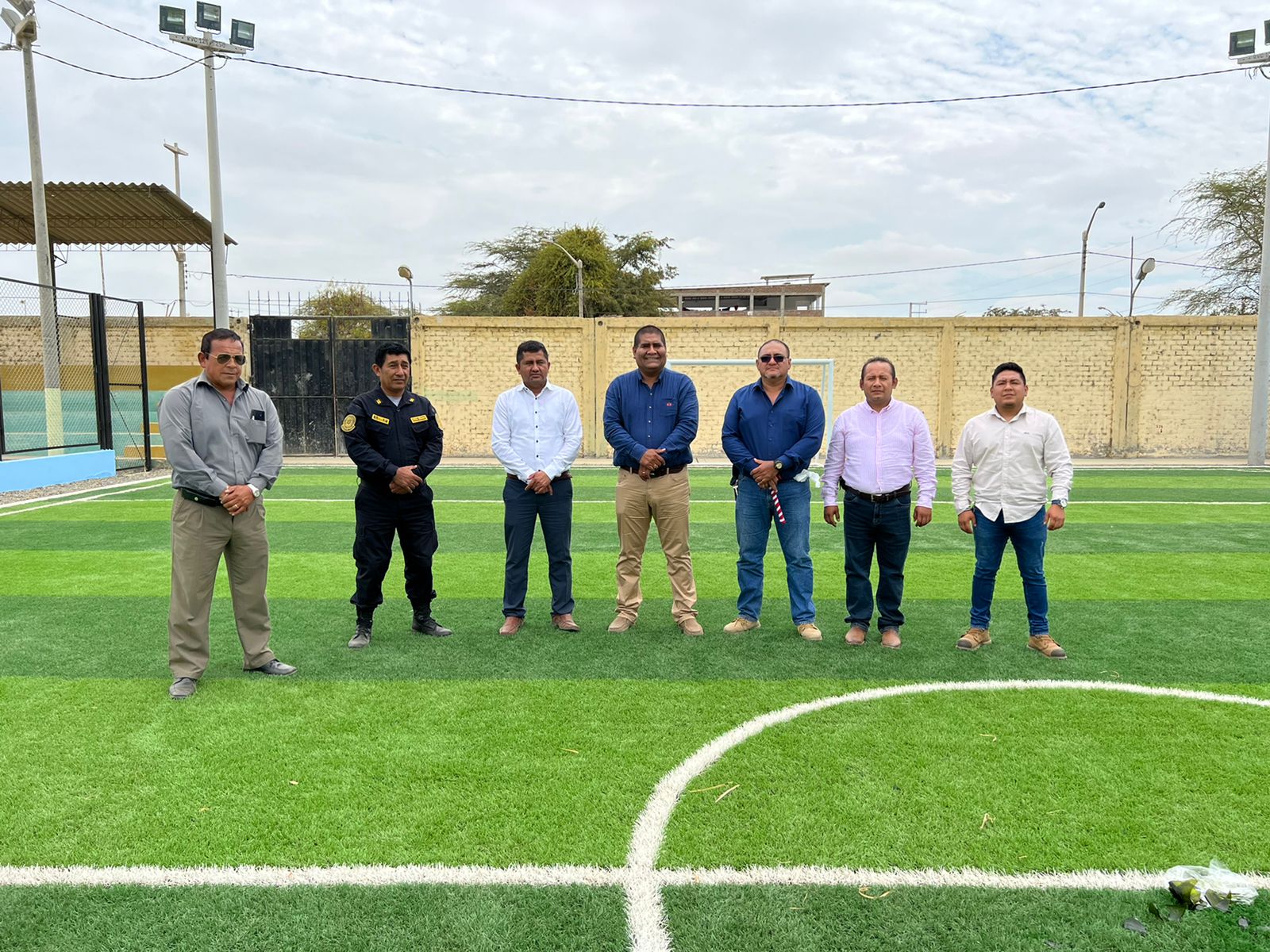 El alcalde de Sullana Power Saldaña Sánchez, junto con su homólogo del distrito de Miguel Checa, Olemar Mejía, inauguró el campo deportivo del coliseo Víctor Raúl Haya de la Torre.
