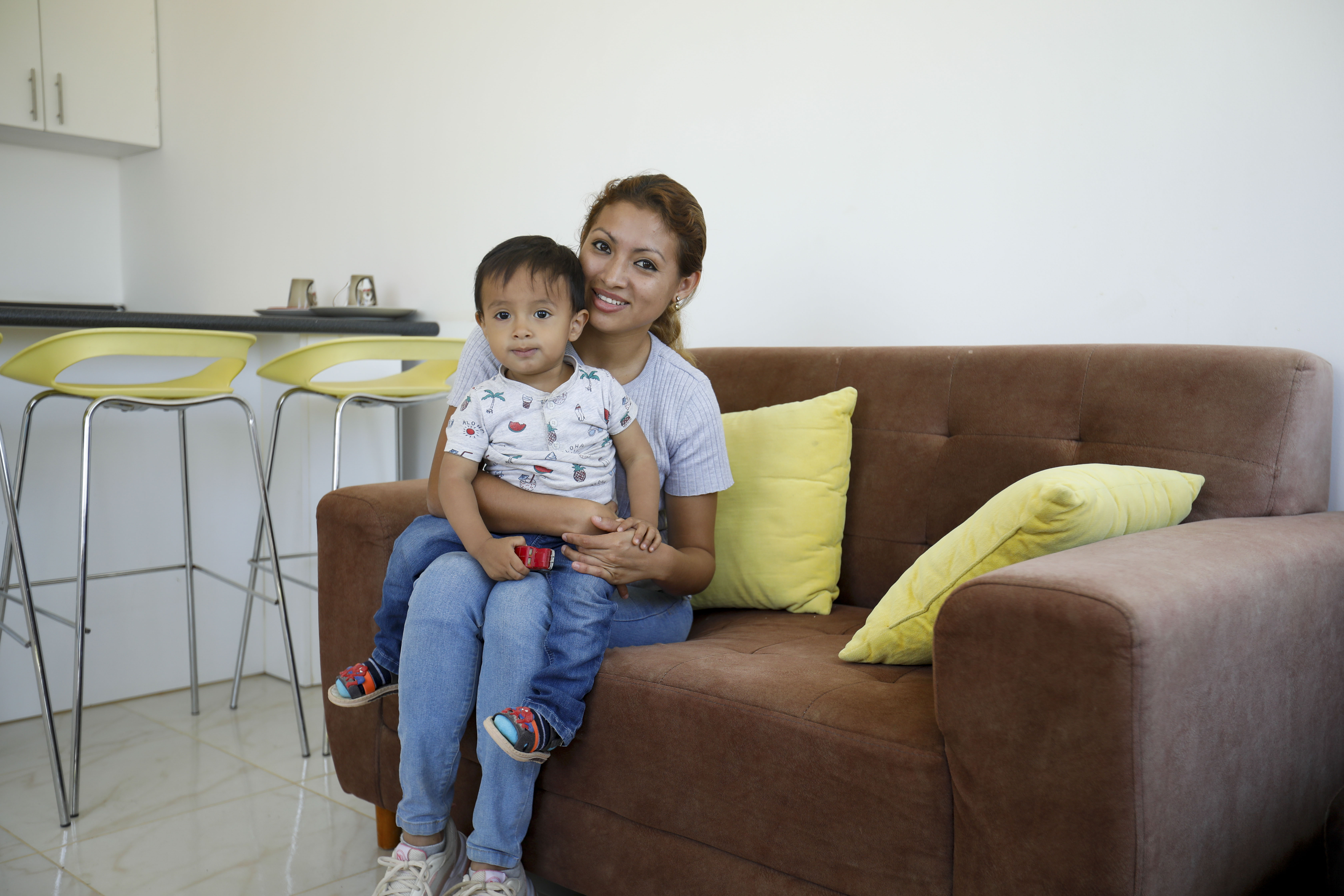 Foto referencial de mamá con su hijo en la sala de una vivienda.