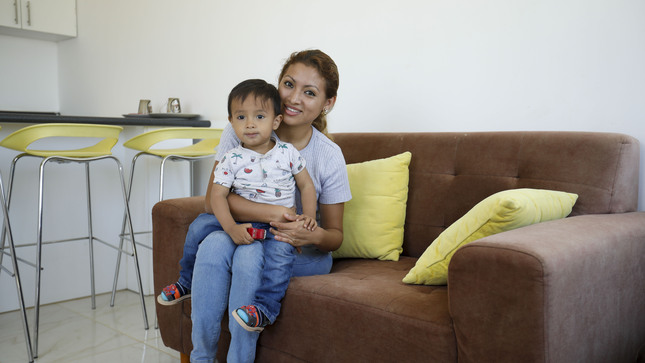 Foto referencial de mamá con su hijo en la sala de una vivienda. 