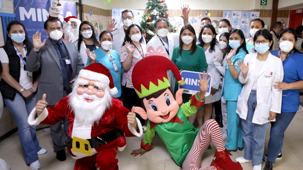 La titular del Minsa brindó mensaje de aliento y esperanza a los pacientes pediátricos. Además, felicitó al personal de salud por su esfuerzo y dedicación en la atención.