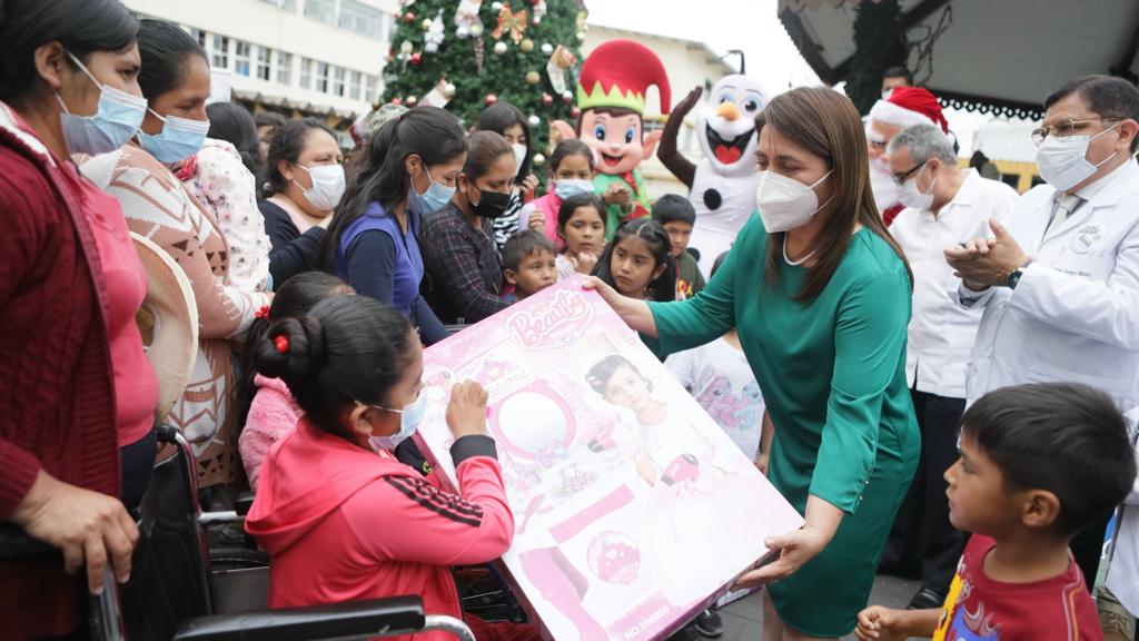 La titular del Minsa brindó mensaje de aliento y esperanza a los pacientes pediátricos. Además, felicitó al personal de salud por su esfuerzo y dedicación en la atención.