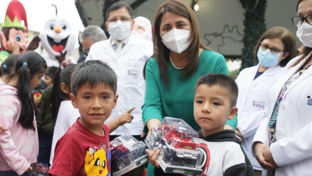 La titular del Minsa brindó mensaje de aliento y esperanza a los pacientes pediátricos. Además, felicitó al personal de salud por su esfuerzo y dedicación en la atención.