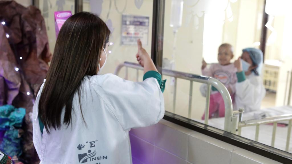 La titular del Minsa brindó mensaje de aliento y esperanza a los pacientes pediátricos. Además, felicitó al personal de salud por su esfuerzo y dedicación en la atención.