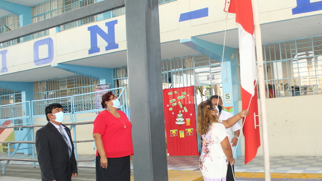 Autoridades izando el pabellón Nacional