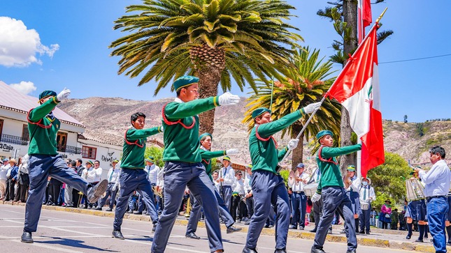 Alcalde de Urubamba ponderó la contribución de la institución educativa Agropecuario por sus bodas de Diamante 