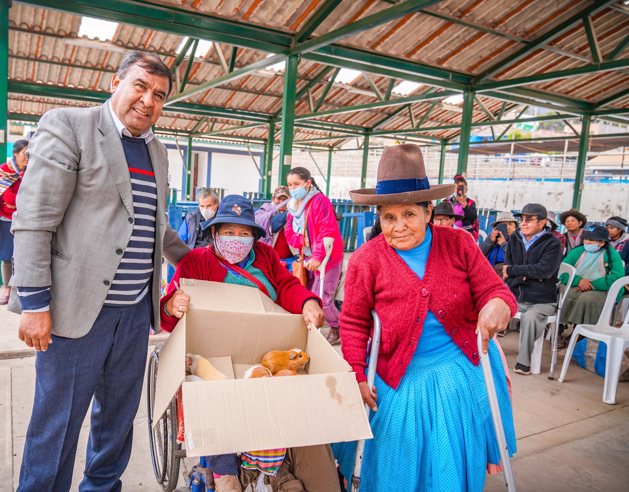 Municipalidad Provincial de Urubamba entrega módulos de cuyes a personas con discapacidad