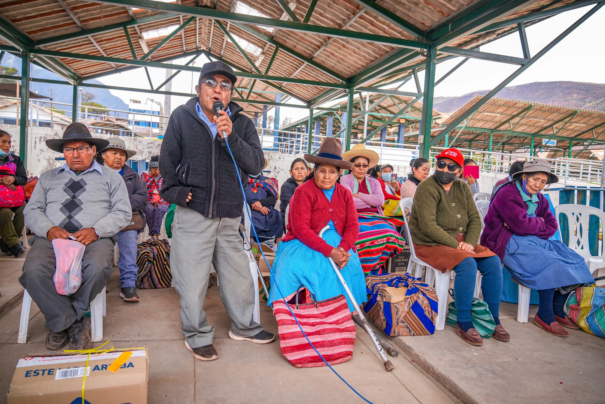 Municipalidad Provincial de Urubamba entrega módulos de cuyes a personas con discapacidad
