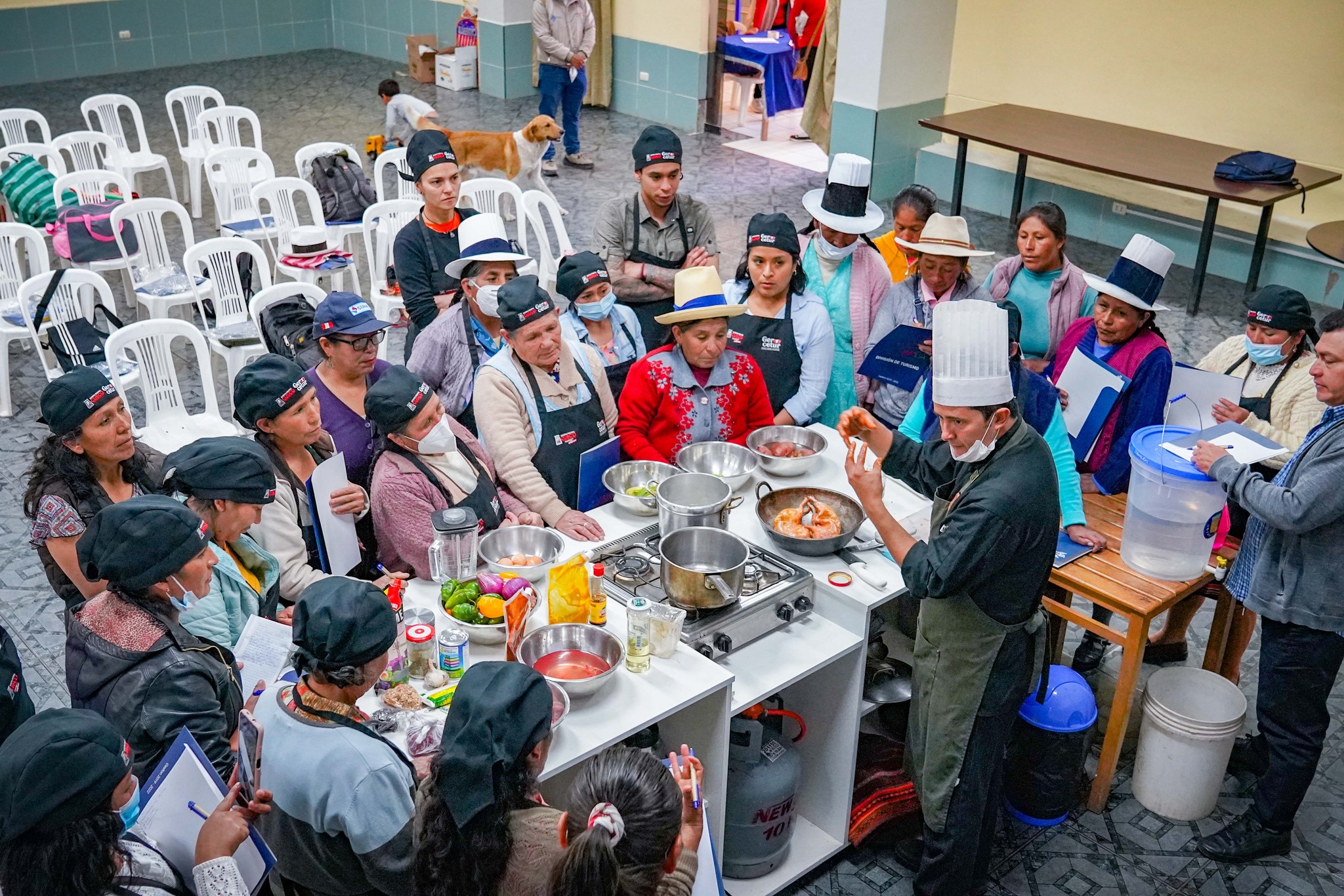 Municipalidad de Urubamba y Gercetur capacitan en marketing artesanal y gastronomía a personas involucradas en el turismo