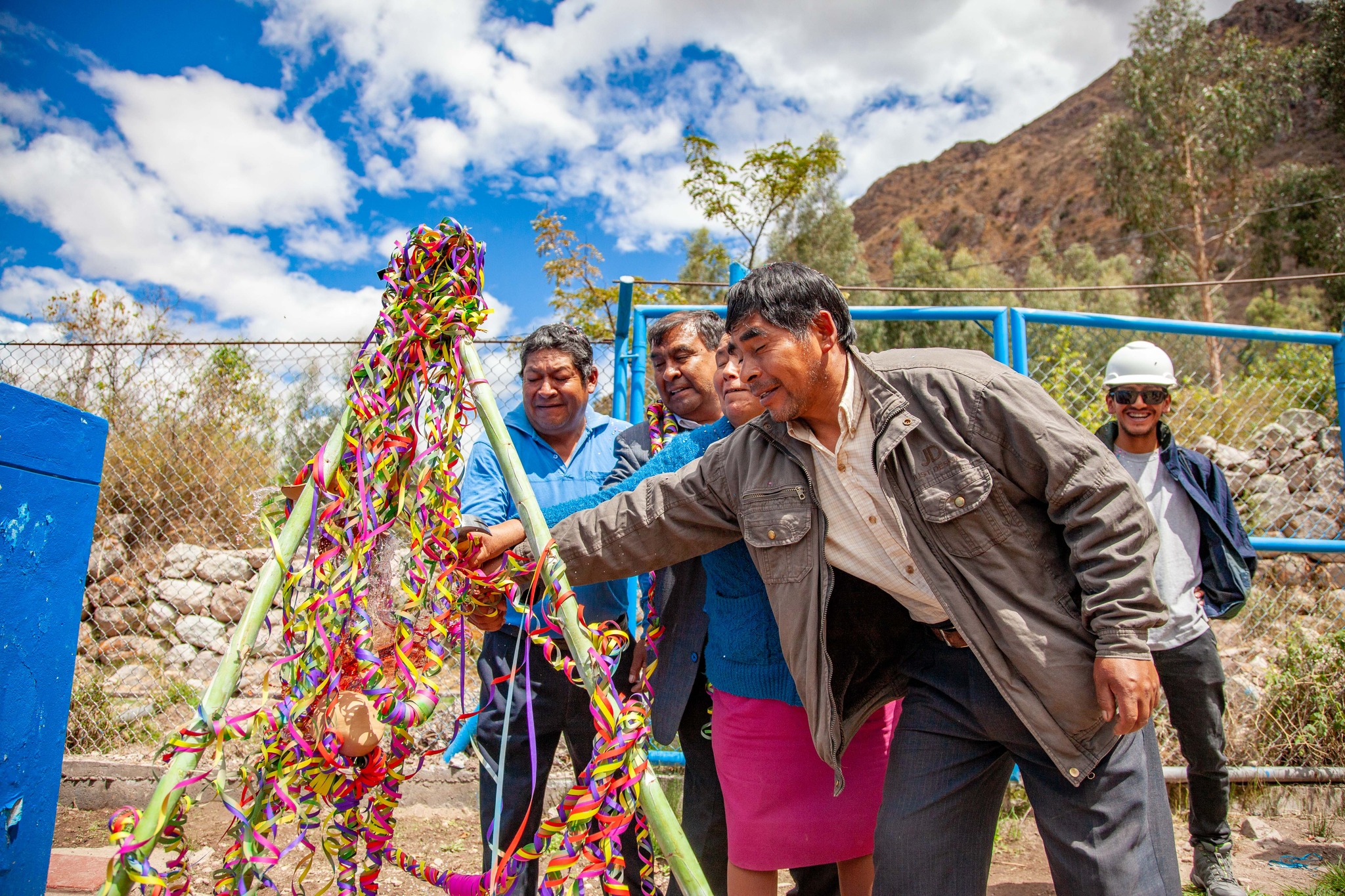 Alcalde de Urubamba entregó mantenimiento de red de conducción de agua potable en el sector de Rumichaca