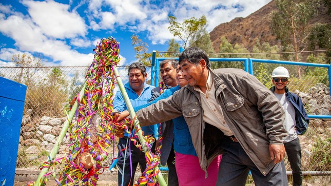 Alcalde de Urubamba entregó mantenimiento de red de conducción de agua potable en el sector de Rumichaca 