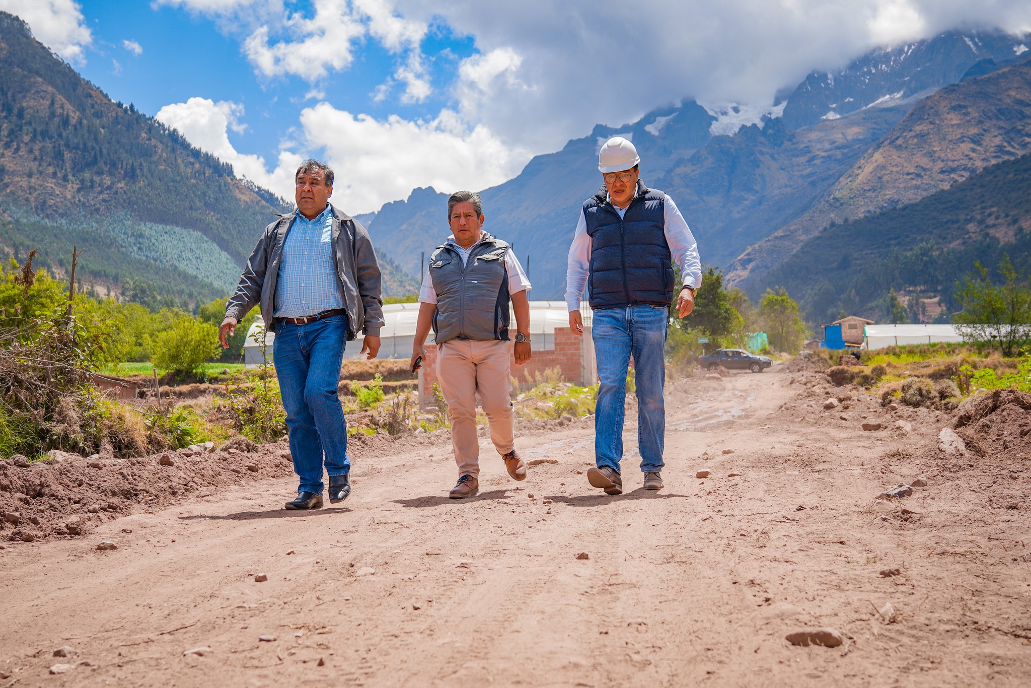 Alcalde de Urubamba realiza visita inopinada para verificar avances de obras en la avenida Rodríguez, parque La Soledad y asfaltado a Chicón