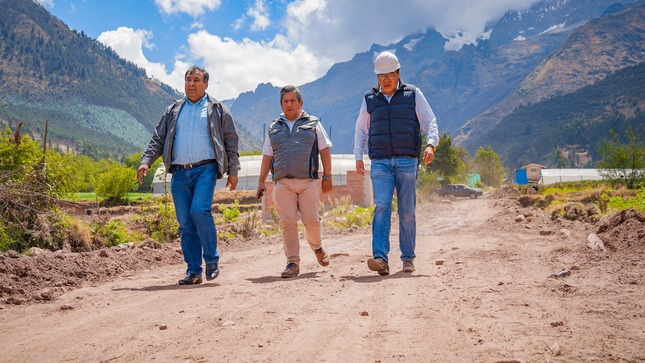 Alcalde de Urubamba realiza visita inopinada para verificar avances de obras en la avenida Rodríguez, parque La Soledad y asfaltado a Chicón