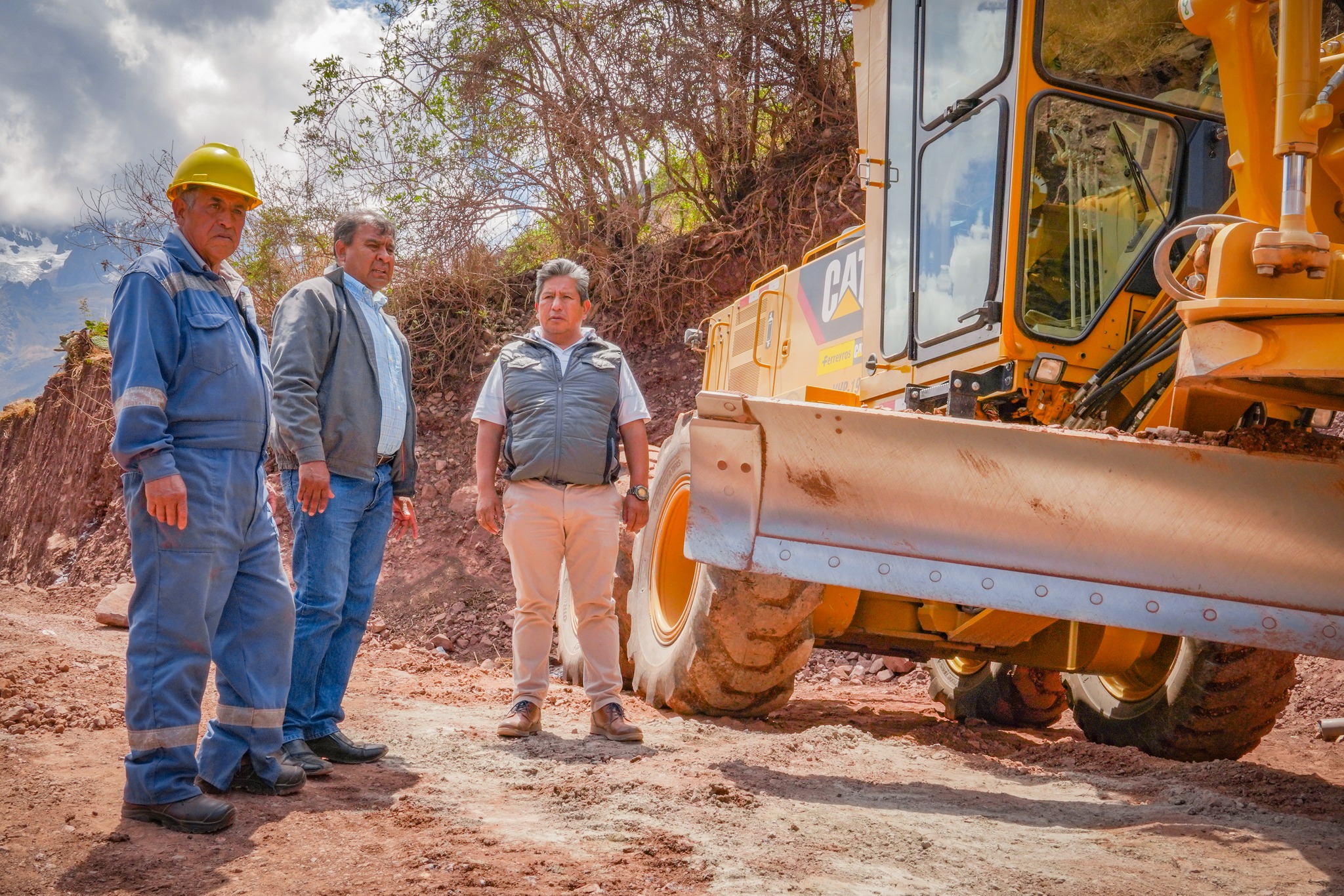 Alcalde de Urubamba realiza visita inopinada para verificar avances de obras en la avenida Rodríguez, parque La Soledad y asfaltado a Chicón