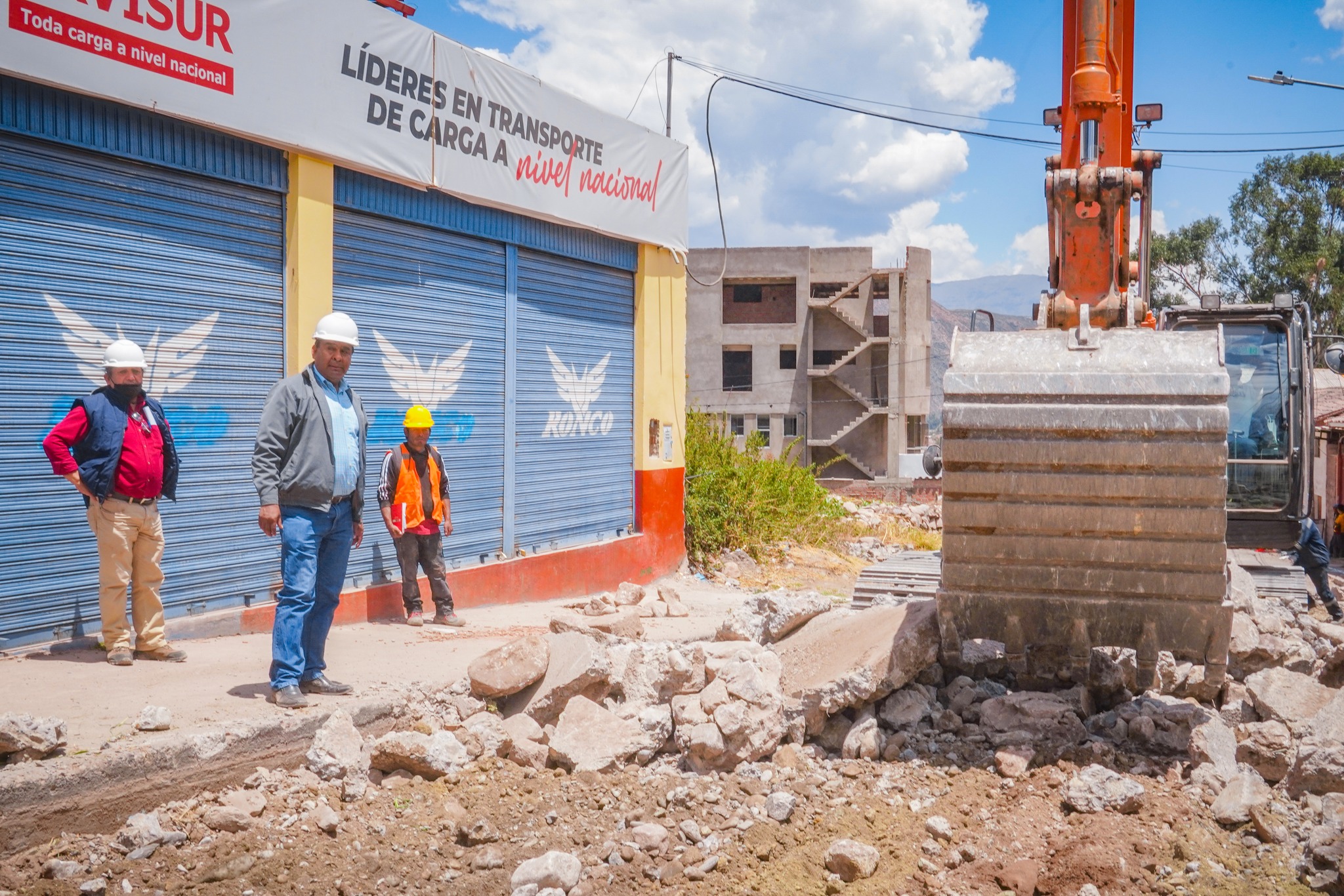 Alcalde de Urubamba realiza visita inopinada para verificar avances de obras en la avenida Rodríguez, parque La Soledad y asfaltado a Chicón