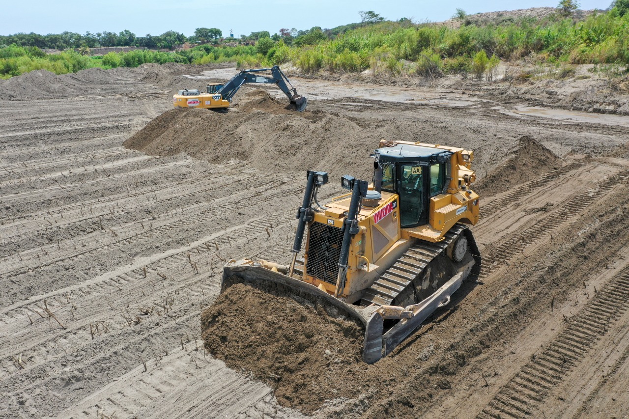 Maquinaria del sector trabajando en limpieza  y descolmatacion de río