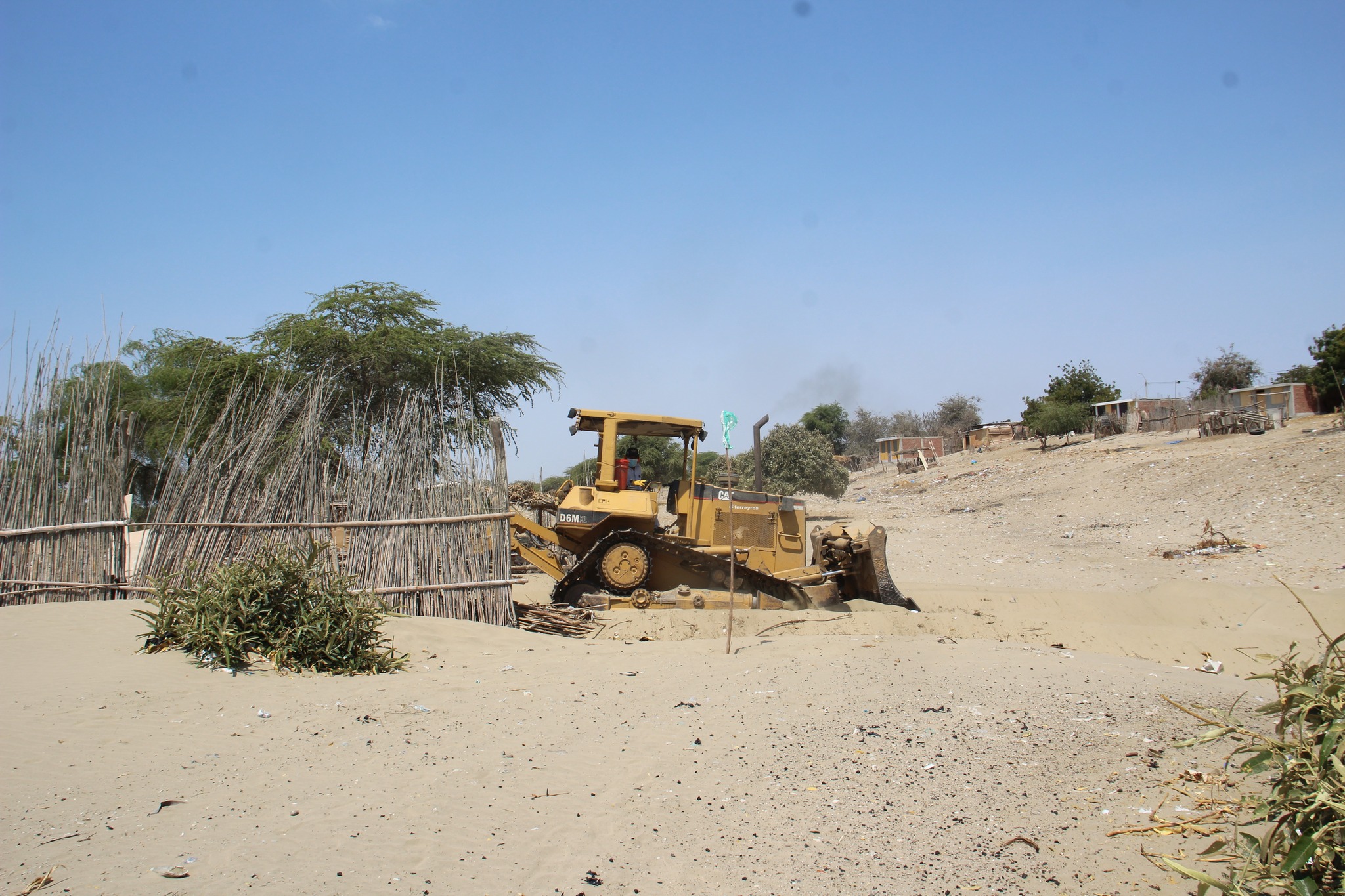 Maquinaria continua trabajos en terreno