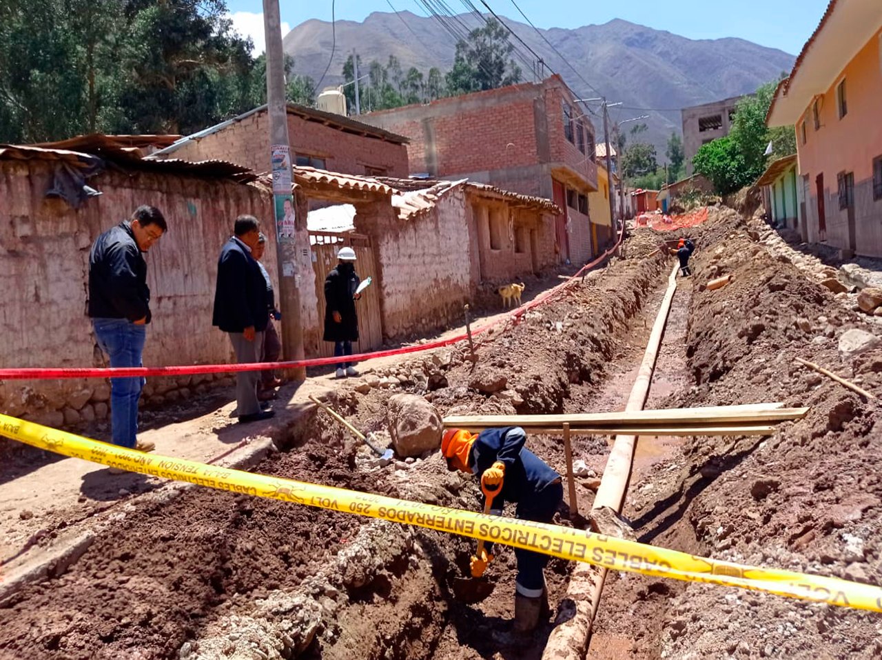 Alcalde provincial de Urubamba realiza visita de inspección a la obra de la avenida Rodríguez