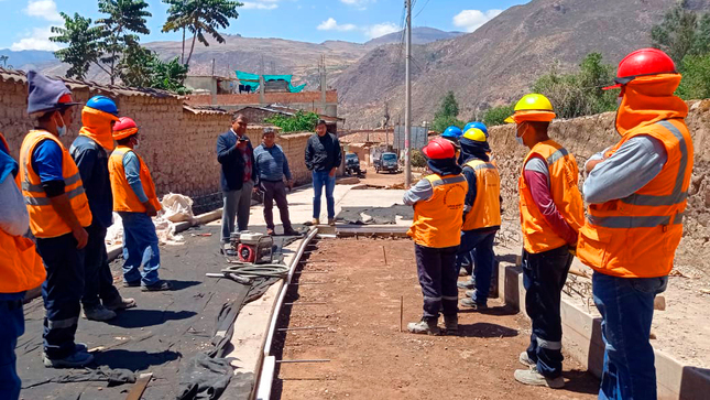 Alcalde de Urubamba y equipo técnico realiza jornada de inspección de la obra de transitabilidad Arco Íris 