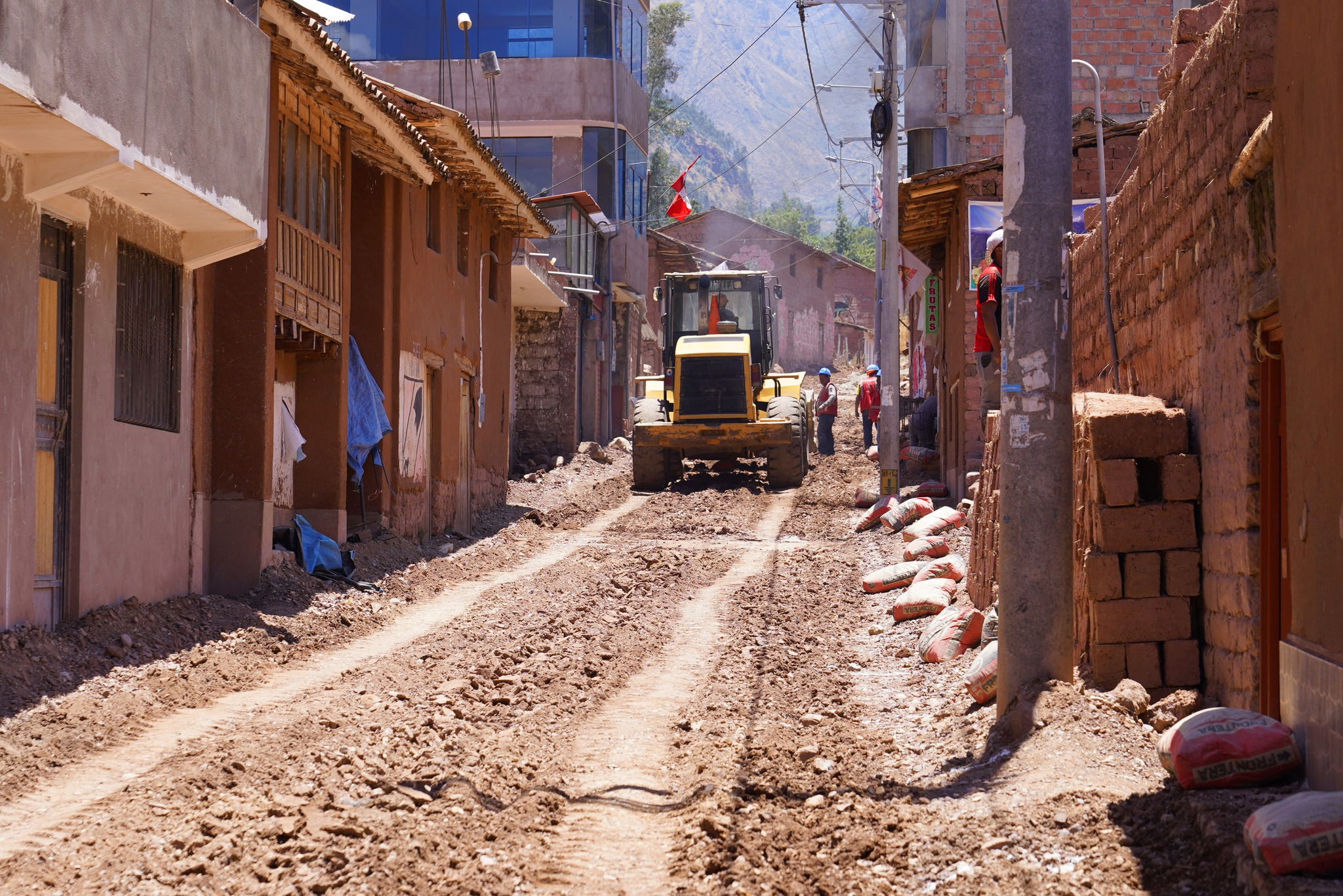 Municipalidad de Urubamba inicia conformación de suelo cemento de obra de transitabilidad San Isidro Chicón