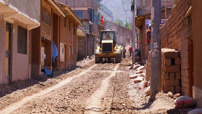 Municipalidad de Urubamba inicia conformación de suelo cemento de obra de transitabilidad San Isidro Chicón 