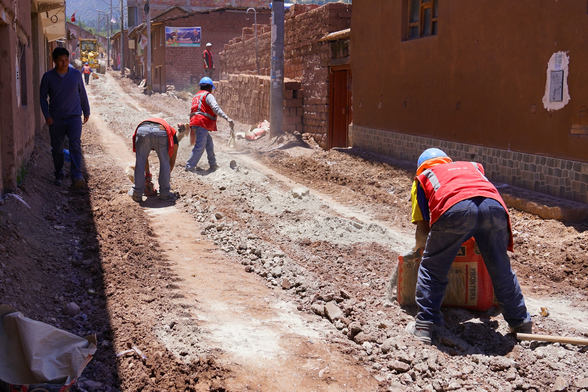 Municipalidad de Urubamba inicia conformación de suelo cemento de obra de transitabilidad San Isidro Chicón